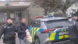 Muž odoslal príjemcovi video, na ktorom sa vyhrážal zbraňou. Polícia ho zadržala