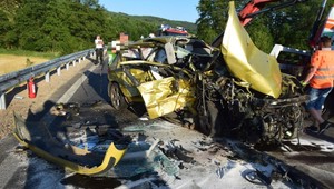 Čelný náraz pri Lučenci si vyžiadal jednu obeť. Medzi zranenými sú aj deti