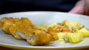 Wiener Schnitzel s cibuľovým šalátom