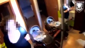 Policajná razia sa nevydarila. Kukláči vtrhli do bytu, našli tam však len vystrašenú rodinu