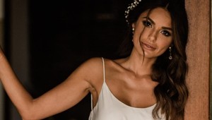 Bielym svadobným šatám odzvonilo: Keď uvidíte jej róbu, pochopíte