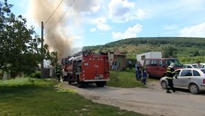 Od plotu sa rozhoreli vraky áut