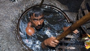 Máte zlú prácu? Tento chlapík sa denne ponára do kanálu plného výkalov