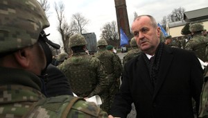 Proti návrhu ministra Gajdoša o zvyšovaní platov vojakom sa postavili hasiči a policajti. Na internete koluje aj petícia