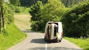 FOTO: Neuveríte vlastným očiam.  Najprv doubledecker a teraz auto v dodávke