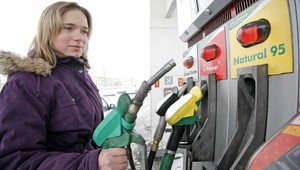 Menej ropy z Iránu, ďalšie zdražovanie?! Až 10 eur na nádrži!