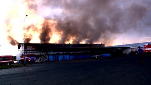 Obrovský požiar haly na triedenie odpadu. Mesto poslalo obyvateľom výstražné správy