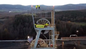 Aktivistov, ktorí vyliezli na ťažobnú vežu v Baniach Nováky, budú stíhať väzobne