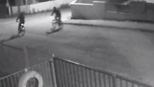 V priebehu jednej noci ukradli štyri bicykle. Ak spoznáte mužov na záberoch, volajte políciu