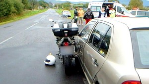 Kuriózna nehoda. Motocyklista sa prilepil k autu