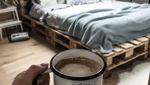 Postele, stolíky či doplnky: Vyrobte si originálne dizajnové kúsky z paliet