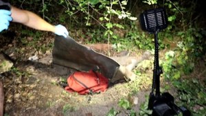 Výrobňu drog schoval v lese. Detí od nej malo odstrašiť strašidlo, kriminalistov ale neodstrašilo