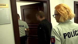 Mal sexuálne zneužiť 14-ročnú dcéru svojej družky. Násilník išiel do väzby, tri deti zobrala sociálka