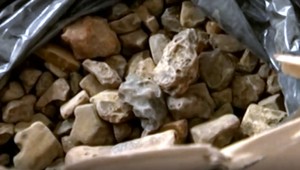 Žena zdvihla na pláži kameň. O chvíľu sa jej z neho vznietilo sako