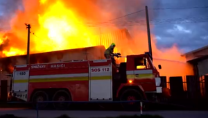 Halu na výrobu peliet zachvátili plamene. Hasiči strávili v teréne celú noc, škody presiahli dvestotisíc eur