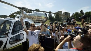 Stanleyho pohár priviezol do B.Bystrice za Handzušom vrtuľník