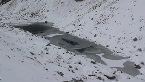 VIDEO: Vo Vysokých Tatrách panuje zima. Turisti by si mali trasy cez sedlá rozmyslieť