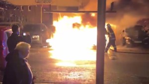 Horeli kontajnery aj autá. Pravdepodobne je za tým pyrotechnika