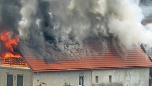 Po údere bleskom horela strecha: Požiar likvidovali desiatky hasičov