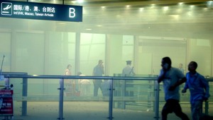Explózia na letisku v Pekingu. Bombu odpálil muž na vozíčku