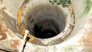 Syn našiel matku mŕtvu v studni