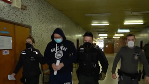 Za dobodaním svojho nevlastného otca bol alkohol. Vrah z Košíc sa postavil pred súd