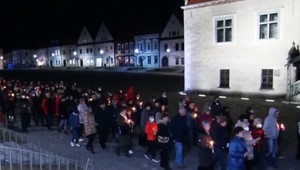 V Bardejove sa stovky veriacich pripojili k výzve pápeža Františka. So sviečkami sa modlili za mier na Ukrajine