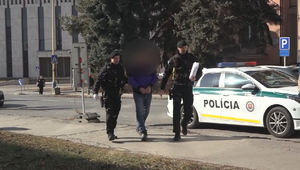 Vianočný vankúš ako zbraň: Žena sa bránila lampou, jej mužovi hrozí doživotie