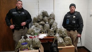 Polícia chytila seniorov s 27 kg marihuany. Tvrdili, že sú to vianočné darčeky