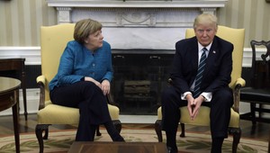 VIDEO: Prečo Trump nepodal Merkelovej ruku? Tu je dôvod