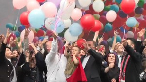 Ich synček vyhral boj nad leukémiou. Báli sa, že to nemajú s kým osláviť, ale prišli tisícky ľudí