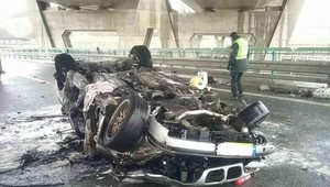 Smrteľná nehoda na D1: Auto skončilo na streche a začalo horieť. Dvom ľuďom sa z neho podarilo dostať