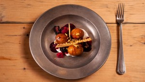 Šišky s vínnym cestom, slivkami a sirupom z černíc