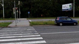 V Petržalke sa zrazil cyklista s autom. Dôchodca skončil v nemocnici