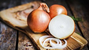 VIDEO: Dosť bolo sĺz pri krájaní cibule! Kuchár vám prezradí, ako pri tom neplakať