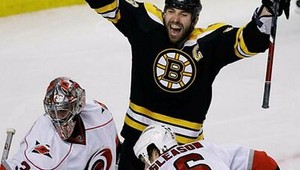 Chárov Boston znížil, Detroit už vedie