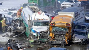 Dve stovky zrazených áut a 70 zranených. Reťazovú nehodu spôsobilo vyčíňanie počasia