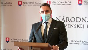 Slováci majú stále hlbšie do vrecka, ale pre Gyimesiho a Tarabu je prioritou zákaz dúhovej vlajky. Odborník reaguje