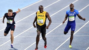 Boltov ďalší zlatý hetrik. Svetový rekord odolal, neprialo počasie