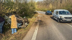Vážna nehoda skomplikovala dopravu na východe Slovenska. Auto skončilo prevrátené v priekope