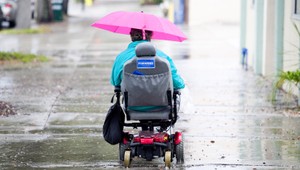 Muž ukradol postihnutej žene jej jedinú pomôcku