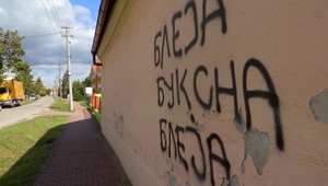 So sprejom v ruke počmárali kostol. Miestni podozrievajú prisťahovalcov