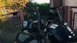 Prenasledoval študentky a držal doma zbrane: Polícia zadržala podozrivého