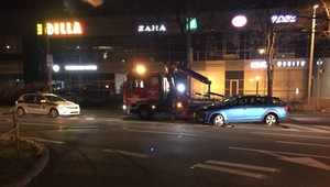 Ulicami mesta uháňal takmer 150 km/h. Policajnú naháňačku neukončili ani varovné výstrely