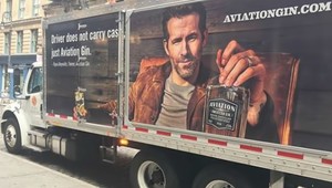 Najväčší trolling: Ryan Reynolds si pochválil vlastný džin piatimi hviezdičkami