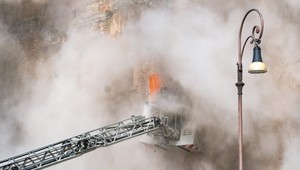 V Ríme sa zrútila historická veža z 13. storočia. Jeden z robotníkov zostal pod troskami