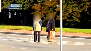 Babky z Nitry viedli rozhovor v strede dvojprúdovky