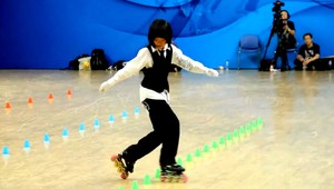 Úžasné vystúpenie malej Čínanky. Korčuluje medzi pohármi ako profík