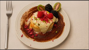 Koláč s pistáciovým krémom, malinovou marmeládou a čokoládovou polevou