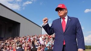 Donald Trump pozastavil nové sankcie proti Rusku. Dôvodom je dohoda o nafte a voľby v USA